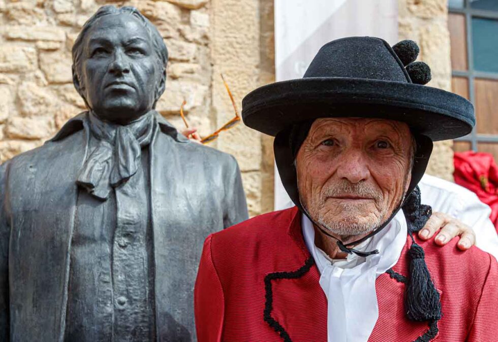 El artista Antonio López posa ante su escultura en bronce de Francisco de Goya en Fuendetodos