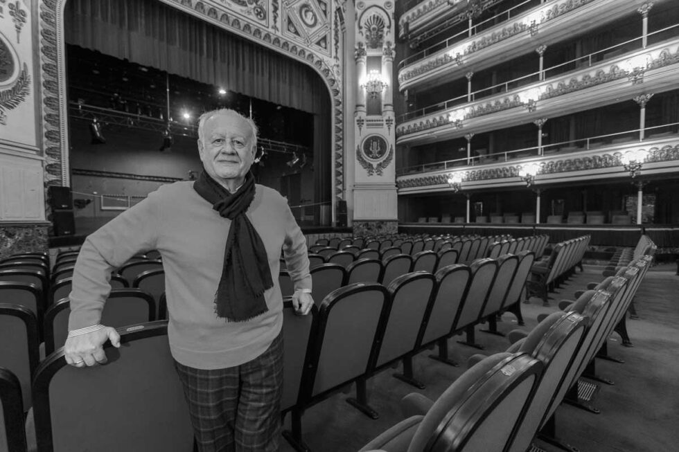 Retrato de Juan Echanove en blanco y negro en el patio de butacas del Teatro Principal de Zaragoza