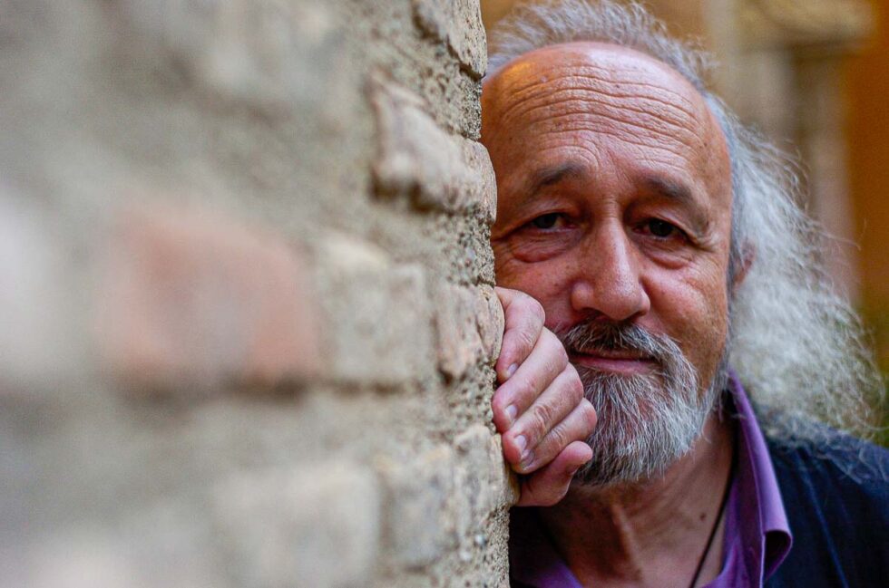 Primer plano de Montxo Armendáriz apoyado sobre una pared