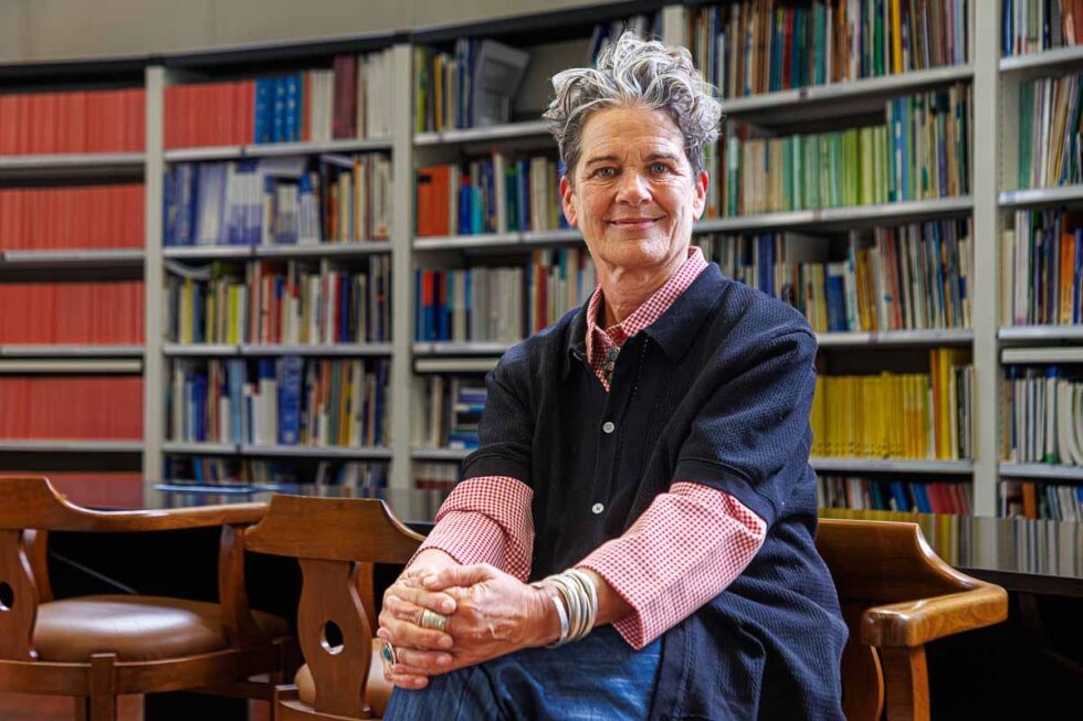 Retrato fotográfico de Sara Catalán en una librería