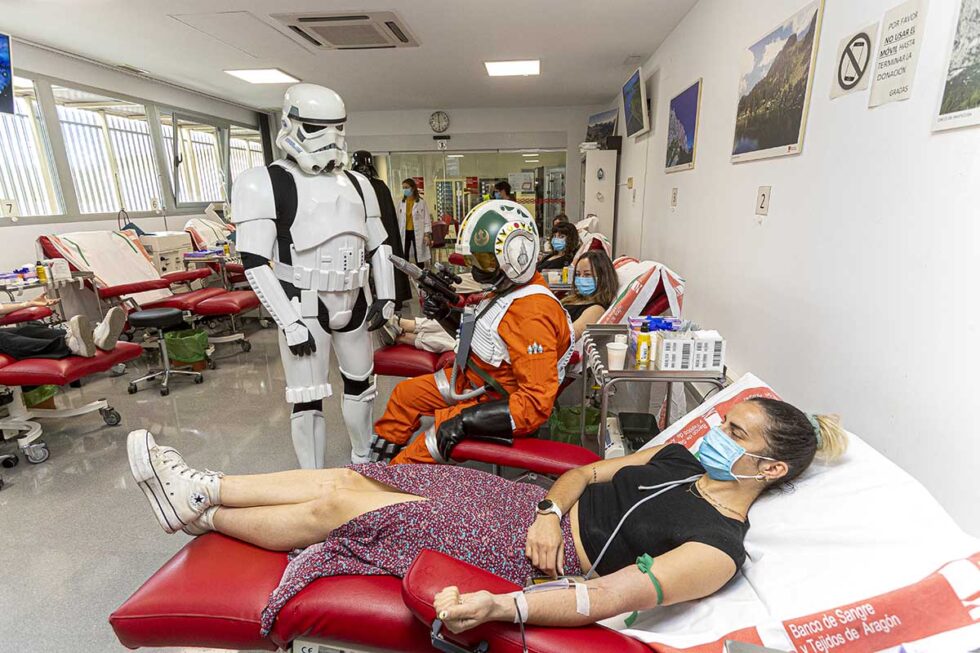 Un soldado de Star Wars espera mientras a una voluntaria le extraen sangre