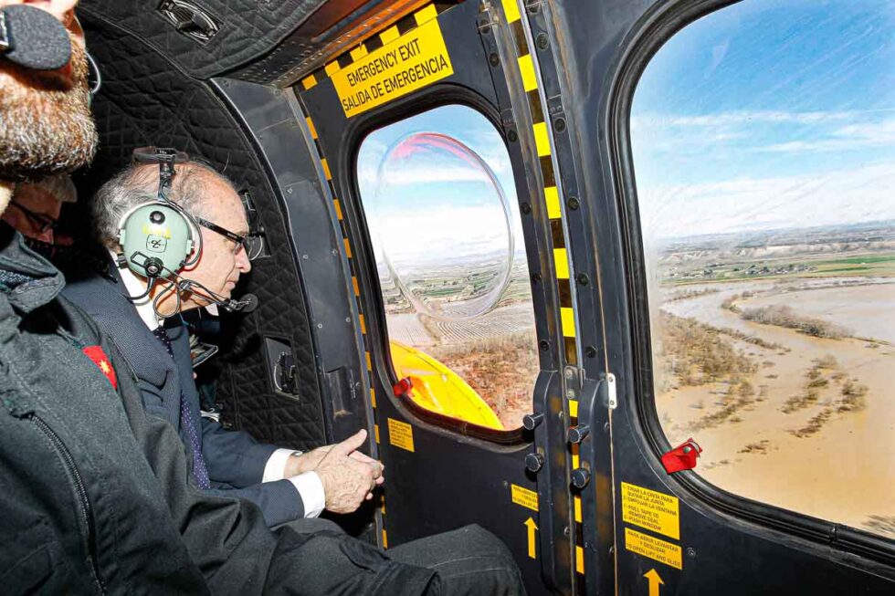 Jorge Fernández Díaz en el interior del helicóptero sobrevolando las zonas inundades